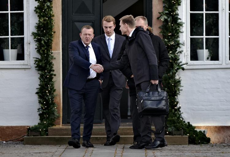 Nej. Lars Løkke rasmussen havde mandag indkaldt samtlige af folketingets partier til drøftelser om, hvordan torsdagens nej til omdannelsen af EU-retsforbeholdet skal forvaltes. Her er det Dansk Folkepartis Morten Messerschmidt, Peter Skaarup og Kristian Thulesen Dahl, der som det andet parti gæstede Marienborg. 