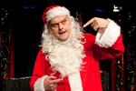 Julesmadremand. Tom Jensen er servicemindet som nisseaktiveret kriminel, der pander enhver, der forstyrrer julemanden, ned. 