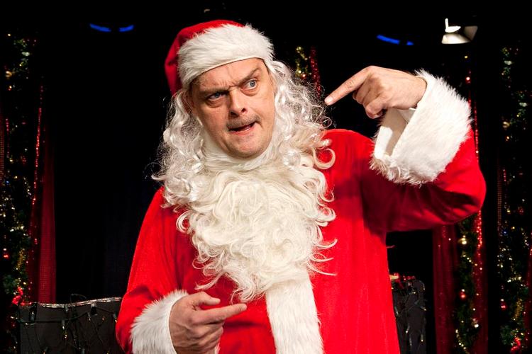 Julesmadremand. Tom Jensen er servicemindet som nisseaktiveret kriminel, der pander enhver, der forstyrrer julemanden, ned. 