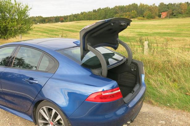 KNEBEN. Bagagerummet er stort nok. Men klappen giver kun begrænset adgang. 