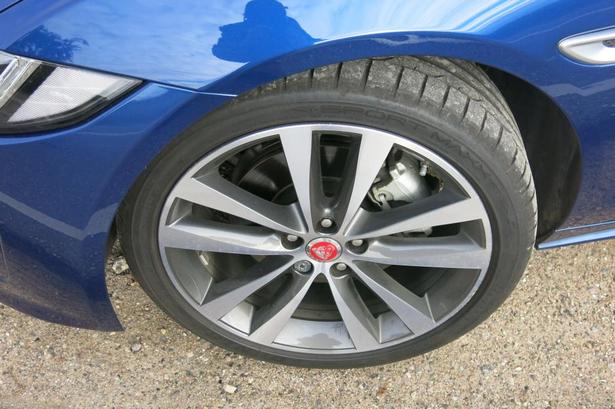 VEJGREB. Jaguaren står på store fælge. Natuurligvis af aluminium. 