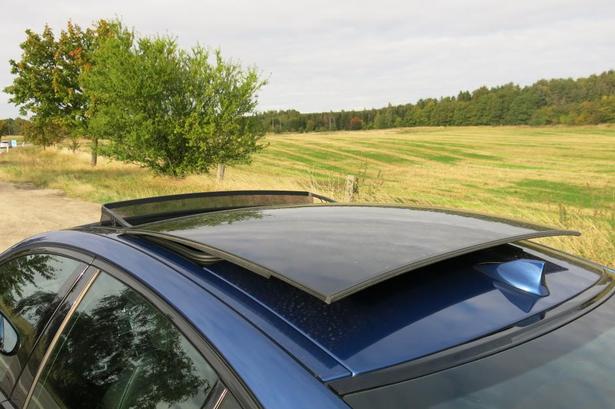 SUS. Soltag er ekstraudstyr. Det skabe en del vindstøj, hvis man over 80 km/t. 