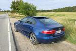 LAV. Bagfra understreges det coupeagtige look i Jaguar XE. 