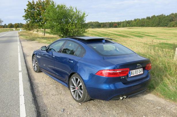 LAV. Bagfra understreges det coupeagtige look i Jaguar XE. 
