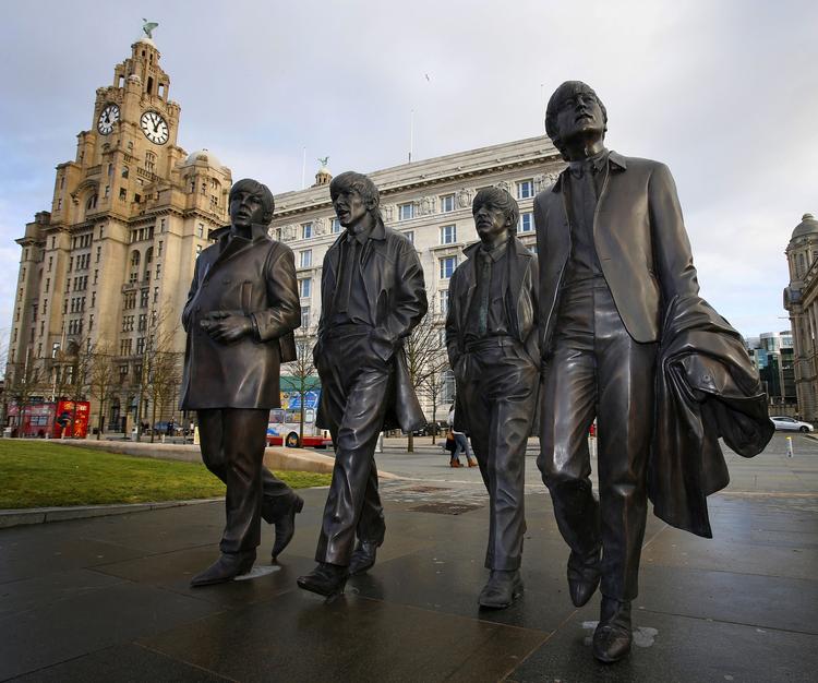 Mødested. Billedhugger Andy Edwards håber, at statuen vil blive et sted, hvor folk mødes og taler med hinanden. 