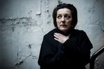 Sprogrum. Herta Müller er klar i mælet, men også hvileløst til stede i det uafgrænselige rum, der er sprogets. Ord lukker sig på én underlig gang om sig selv og vikles påtrængende ind i virkeligheden. 