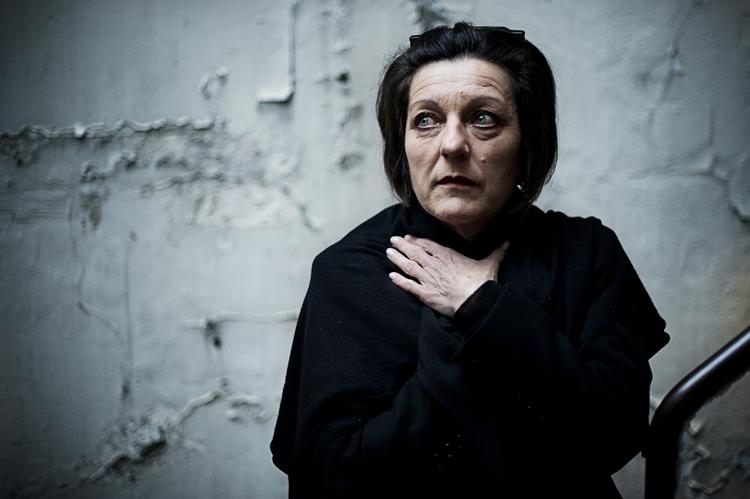 Sprogrum. Herta Müller er klar i mælet, men også hvileløst til stede i det uafgrænselige rum, der er sprogets. Ord lukker sig på én underlig gang om sig selv og vikles påtrængende ind i virkeligheden. 