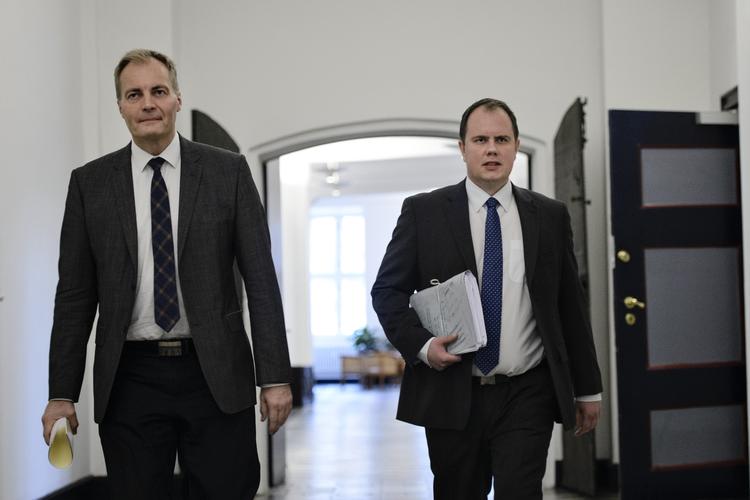 pres. Justitsministeriets embedsmænd har skiftet juridisk vurdering af asylstraminger på grund af politisk pres, mener Dansk Folkeparti. 