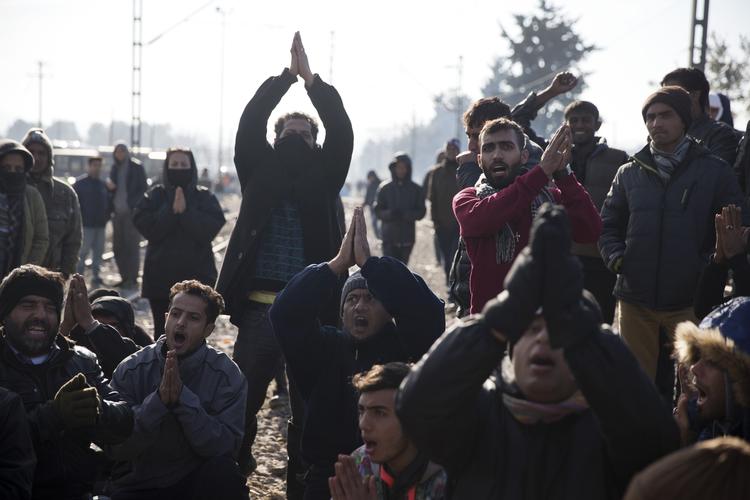 LUKNING. Migranter protesterer i Grækenland over ikke at kunne fortsætte deres rejse ind i Makedonien. Landet vil kun lukke syrere, irakere og afghanere ind og anser alle andre for at være økonomiske migranter og ikke reelle flygtnigne. 