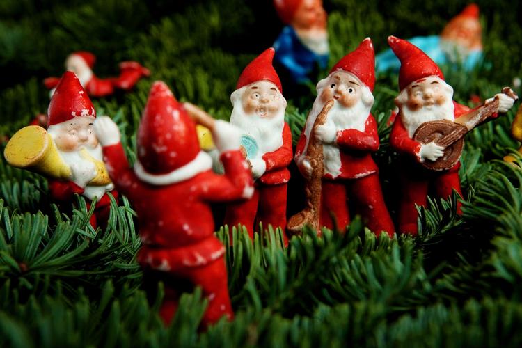 Nissekonflikt. Bedste forsøger at fange drillenisserne med lakridspiber og andet slik, men de smutter hele tiden væk. Julen nærmer sig, det ved enhver, så kommer julenisserne, og de kan ikke trives sammen med drillefætrene. Gode råd er dyre. Hvad gør man? 