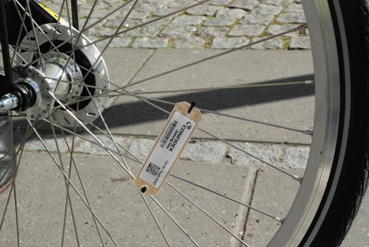 FASTTRACK. Den elektroniske nøgle, Aarhus kommune afprøver, monteres på cyklernes forhjul og får lyset til at blive grøn, når den nærmer sig et lyskryds. 