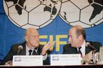 korruption. Daværende Fifa-præsident Joao Havelange (tv) med sin højre hånd, generealsekretær Sepp Blatter (th) ses til en pressekonference om VM i fodbold i 1994. 