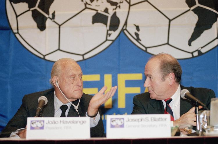 korruption. Daværende Fifa-præsident Joao Havelange (tv) med sin højre hånd, generealsekretær Sepp Blatter (th) ses til en pressekonference om VM i fodbold i 1994. 