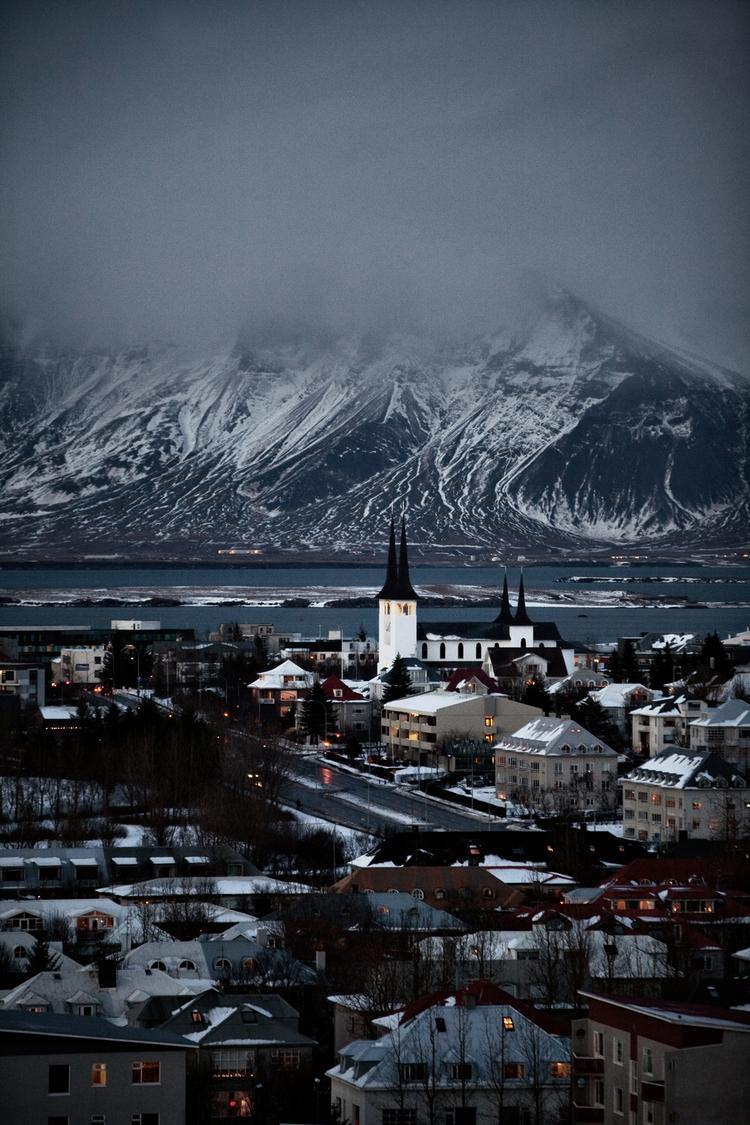 ADSKILT. En gruppe islandske borgere har, ironisk nok, startet en religiøs bevægelse som protest mod statens finansering af religiøse bevægelser. Over 3000 islændinge har tilmeldt sig bevægelsen på to uger. »Vi vil opløse bevægelsen,  når vi har nået vores mål«, siger talsmand for bevægelsen. 