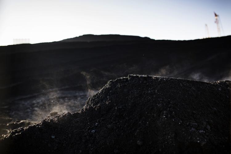 KUL . De store pensionskasser ejer alle som en aktier i kulminer, viser en ny undersøgelse fra Verdensnaturfonden WWF. Kul er fortsat en væsentlig energikilde i Danmark - disse kul er klar til at blive fyret ind i Esbjergværket. 