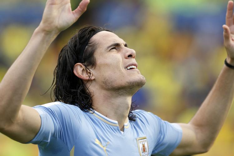 MEDIER. Francesco Pierini optræder som forfatter til et interview med fodboldspilleren Edison Cavani, der blev bragt på Ekstra Bladets hjemmeside og i den trykte avis i 2011. Det samme navn har sportsjournalist Michael Qureshi brugt som pseudonym til at dække over en anonym kilde. 