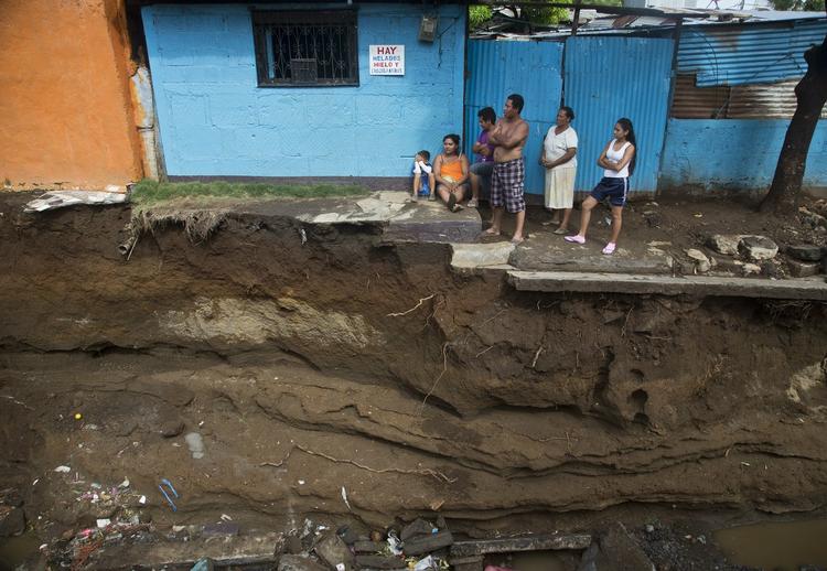 Konsekvens. Den lille mellemamerikanske nation Nicaragua har åbent erklæret, at det ikke har tænkt sig at lave en klimaplan.  Her er en vej skyllet væk efter voldsom regn i hovedstaden Managua. 