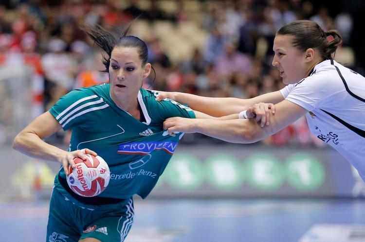 falmet. Anita Görbicz (tv.) var i mange år en af verdens bedste håndboldspillere, men den 32-årige playmaker er ved VM langt fra tidligere tiders form. Derfor skal danskerne selvfølgelig alligevel holde øje med hende. 