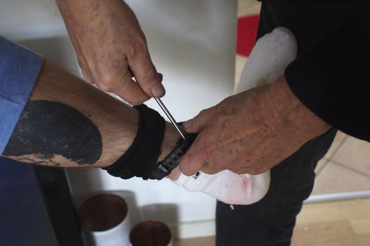 Afsoning. Fodlænken ligner til forveksling et sort dykkerur. En boks hjemme hos afsoneren holder øje med, at fodlænken er i en passende afstand på de tidspunkter, afsoneren skal være hjemme. Bryder afsoneren de vilkår, personen afsoner under, sladrer fodlænken, og så bliver der slået alarm hos Kriminalforsorgen. 