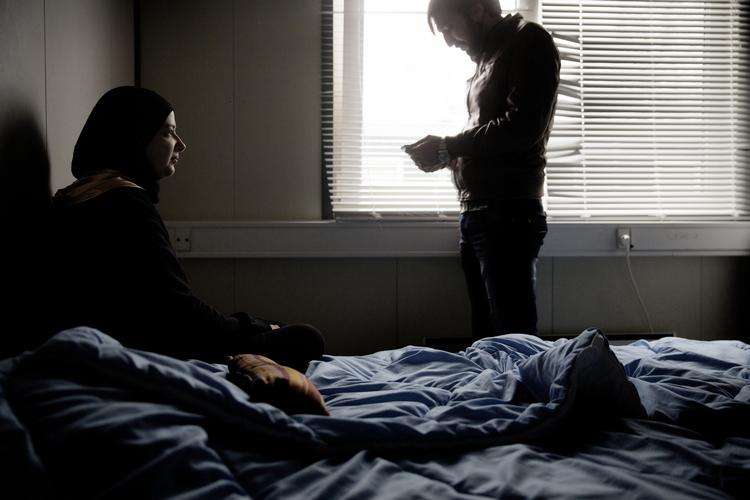 UKENDT. Tahani og Ahmed er flygtet fra Syrien, hvor deres fem børn stadig befinder sig. Alt er nyt for dem i Danmark, og reglerne for familiesammenføring, økonomisk støtte og opholdstilladelse er ikke noget, der har været en del af deres overvejelser i flugten mod Skandinavien, siger de. 