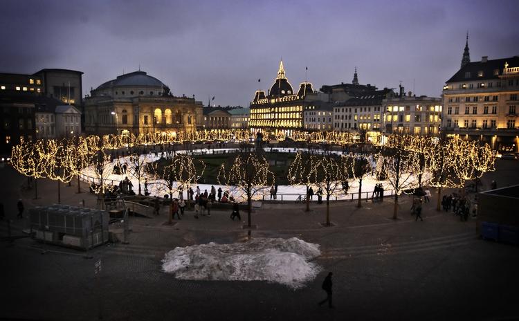 I 1999 blev der etableret en skøjtebane rundt om rytterstatuen på Kongens Nytorv. Den vender ikke tilbage, nu hvor pladsen igen er åbnet efter at have været lukket på grund af metrobyggeri.  
