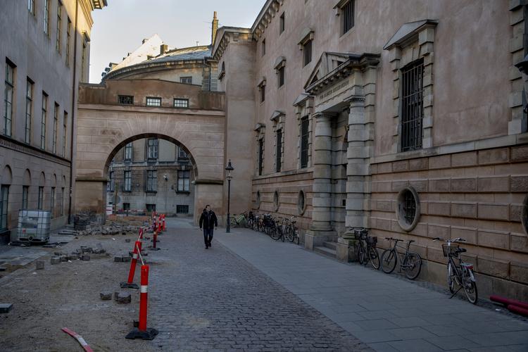 Slutterigade. Ditte Giese sukker altid over Københavns skønhed mellem de buede porte i Slutterigade. 