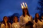 LYS. 100 piger fra fem forskellige københavnske kor går Lucia-optog gennem Tivoli på søndag. 
