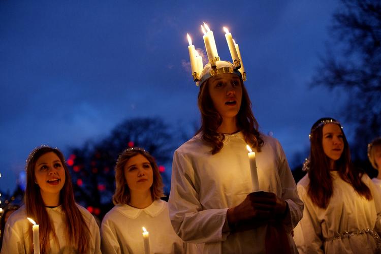 LYS. 100 piger fra fem forskellige københavnske kor går Lucia-optog gennem Tivoli på søndag. 