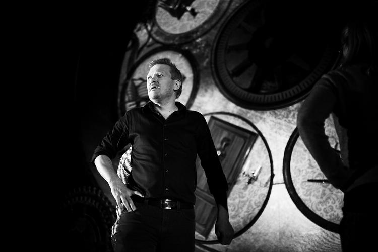 Hjemvendt. Tidligere på året var Kasper Holten allerede tilbage i København for at sætte operaen 'Jægerbruden' op på Det Kongelige Teater. Nu flytter han tilbage permanent. 