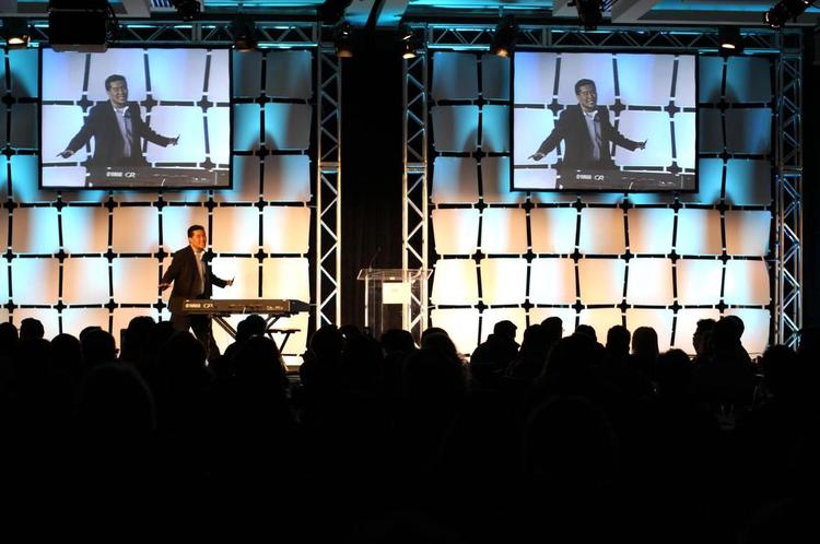 revolution. Den digitale omvæltning går stærkt, og de virksomheder, som ikke handler på den, vil blive løbet over ende, mener R 'Rayy' Wang. Fotoet er fra et foredrag i USA. PR-foto: AIIM 