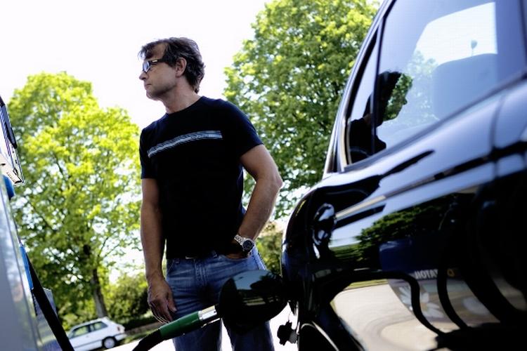 blanding. Novozymes' topchef ser gerne, at Danmark stiller krav om, at der skal iblandes en vis mængde bæredygtig såkaldt 2.-generations-bioethanol i benzinen. 