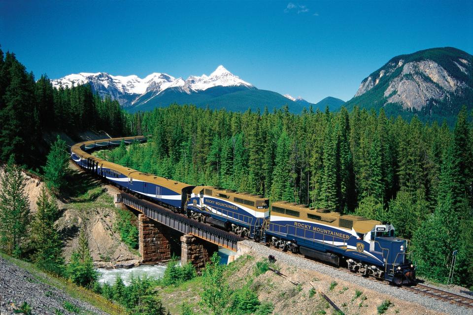 BJERGKIG. Toget Rocky Mountaineer tackler de uvejsomme bjergområder i det vestlige Canada. Togselskabet kører med  ca. 80.000 passagerer om året. 