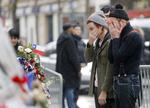 Tragisk. For knap en måned siden gik en gruppe terrorister bersærk i Paris. På spillestedet Bataclan døde 90 personer under en koncert med Eagles of Death Metal. I går var to medlemmer fra den amerikanske rockgruppe tilbage på spille- nu gerningsstedet. 