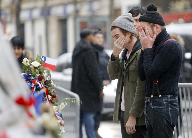 Tragisk. For knap en måned siden gik en gruppe terrorister bersærk i Paris. På spillestedet Bataclan døde 90 personer under en koncert med Eagles of Death Metal. I går var to medlemmer fra den amerikanske rockgruppe tilbage på spille- nu gerningsstedet. 