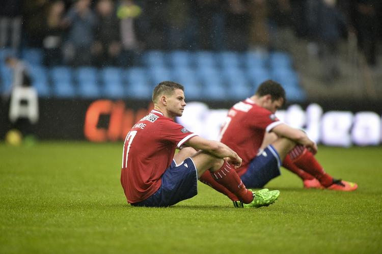 nede. Spillere fra FC Vestsjælland har netop måtte sande, at de i sidste sæson var rykket ud af Superligaen. Siden har nedturen både sportsligt og økonomisk været total. 