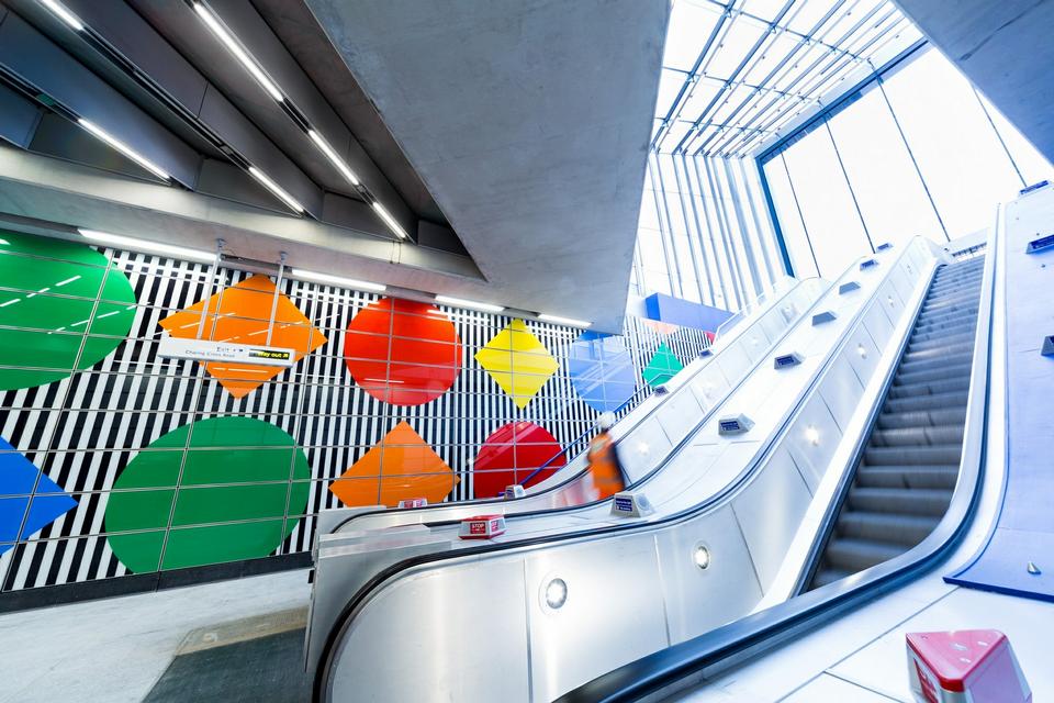 Kulørt. Der er masser af farver på væggene på den nyrenoverede Tottenham Court Road Station i London 