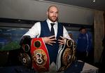 Bæltetab. Tyson Fury mister sit IBF-bælte, fordi han har sagt ja til en omgang mod Wladimir Klitschko. 