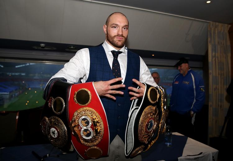 Bæltetab. Tyson Fury mister sit IBF-bælte, fordi han har sagt ja til en omgang mod Wladimir Klitschko. 