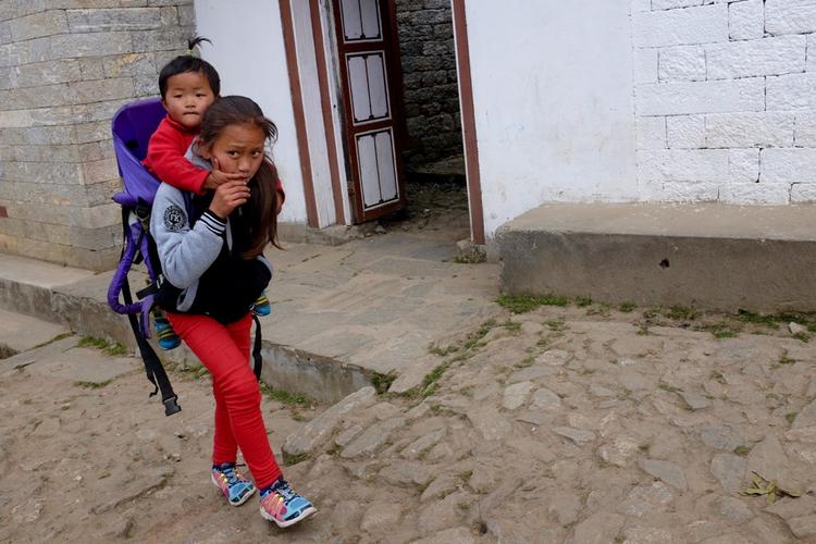 Vintertid. Temperaturen kravler langsomt nedad i Himalaya, og det er alvorligt for de mange børnefamilier, der bor i midlertidige telte og skure. Her er vi i Lukla i 2.800 meters højde i november. 