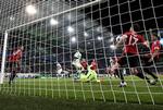 Exit. Manchester United havde kniven for struben i går og fejlede. Trods hård kritik holder cheftræneren fast i, at hans hold er bedre end sidste år. 