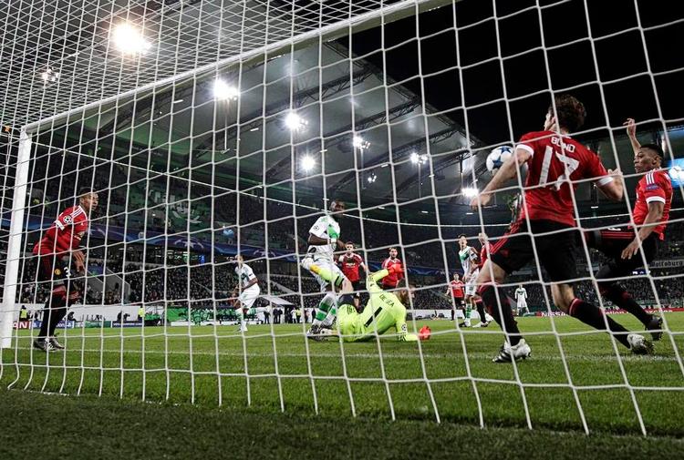 Exit. Manchester United havde kniven for struben i går og fejlede. Trods hård kritik holder cheftræneren fast i, at hans hold er bedre end sidste år. 