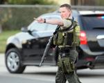 INDSATS. De første betjente var klar over, at de slet ikke havde tilstrækkelig ildkraft, da de gik ind for at standse terrorangrebet mod julefesten i San Bernardino. Her ses en betjent i aktion efter massakren, der kostede 14 mennesker livet. 