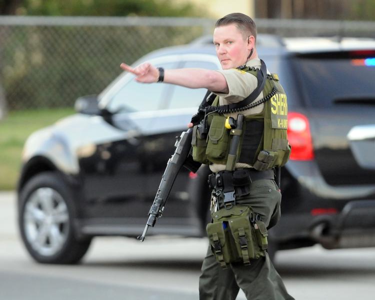 INDSATS. De første betjente var klar over, at de slet ikke havde tilstrækkelig ildkraft, da de gik ind for at standse terrorangrebet mod julefesten i San Bernardino. Her ses en betjent i aktion efter massakren, der kostede 14 mennesker livet. 