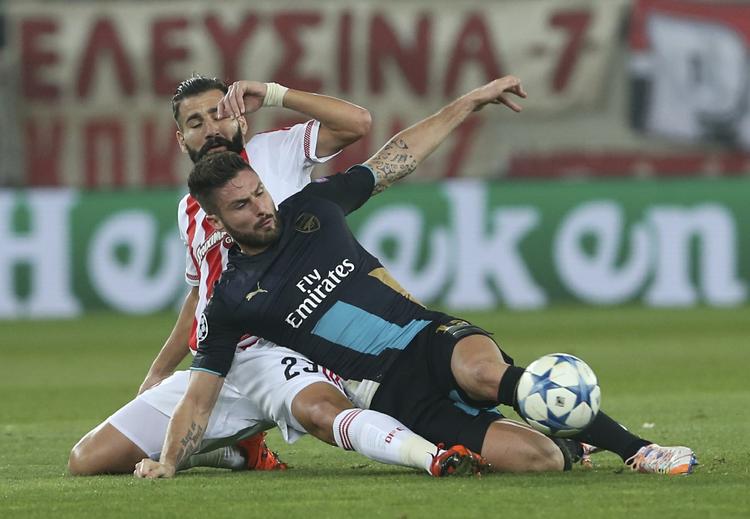 hattrick. Olivier Giroud fældes af Olympiakos' Dimitris Siovas. Men grækerne kunne ikke holde franskmanden, som scorede kampens tre mål. 