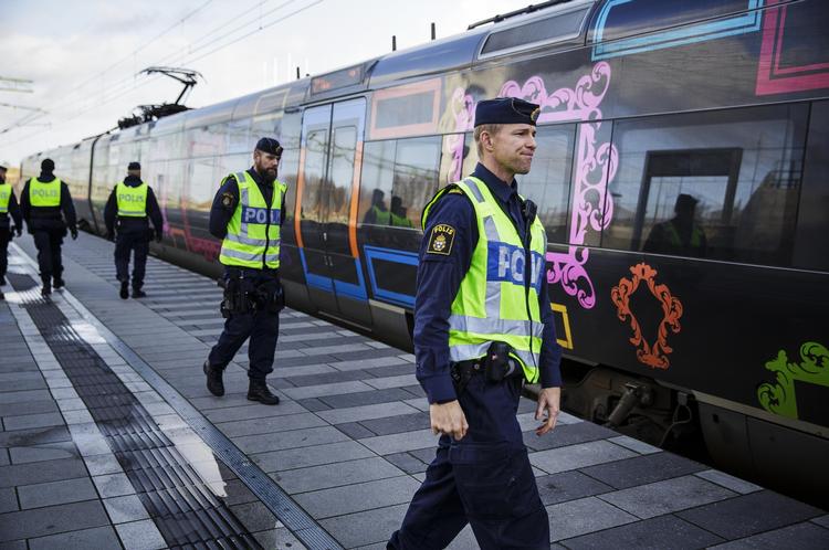 Flygtninge. På Hyllie station tjekkede svensk politi i november rejsendes papirer, da der blev indført midlertidigt grænsekontrol. 