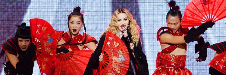 Omrejsende. I forbindelse med sin Rebel Heart Tour lagde Madonna i går vejen forbi Paris med sit spektakulære show. Dette billede stammer fra en koncert i oktober i Minnesota. 