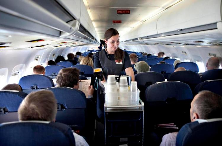 sløjfet. Her kører den rullende café gennem en SAS-kabine. Det ser man ikke mere på ruterne til Berlin og Göteborg. 