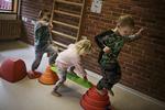 motorik. Jonas, 4 år og Regitze og Villads, begge 3 år, har bygget en motorikbane. Den er næsten mage til den, som de har set andre børn lave på en film, som pædagogerne har optaget . I daginstitutionen Lyngen ligger iPads fremme, så børnene kan lege med dem og optage film. 