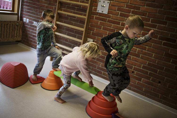 motorik. Jonas, 4 år og Regitze og Villads, begge 3 år, har bygget en motorikbane. Den er næsten mage til den, som de har set andre børn lave på en film, som pædagogerne har optaget . I daginstitutionen Lyngen ligger iPads fremme, så børnene kan lege med dem og optage film. 