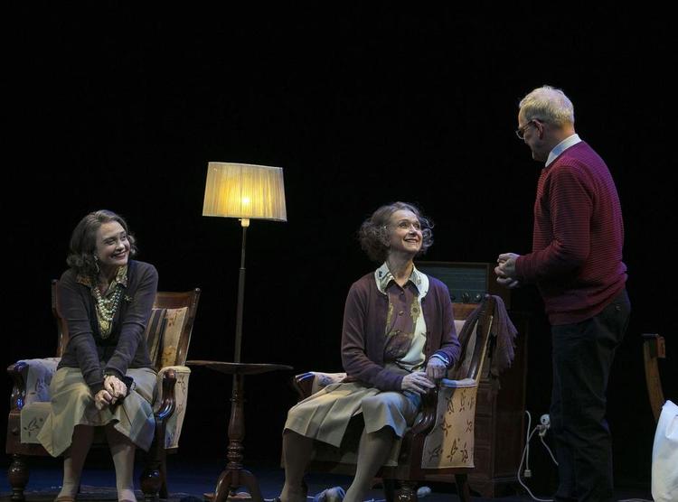 Romance. Tanteteamet Schwartz &amp; Oppenhagen roterer om professor Preben (Preben Kristensen) som solen i deres liv. 